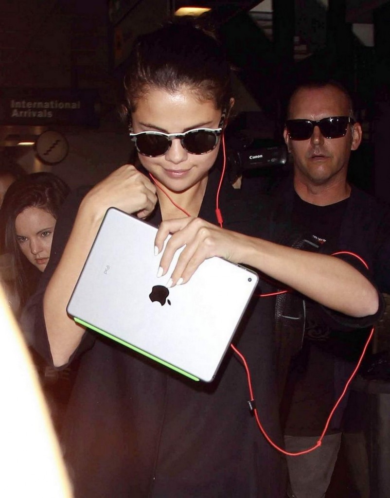 Selena Gomez Arrives at LAX Airport in Los Angeles 7/28/2015-1