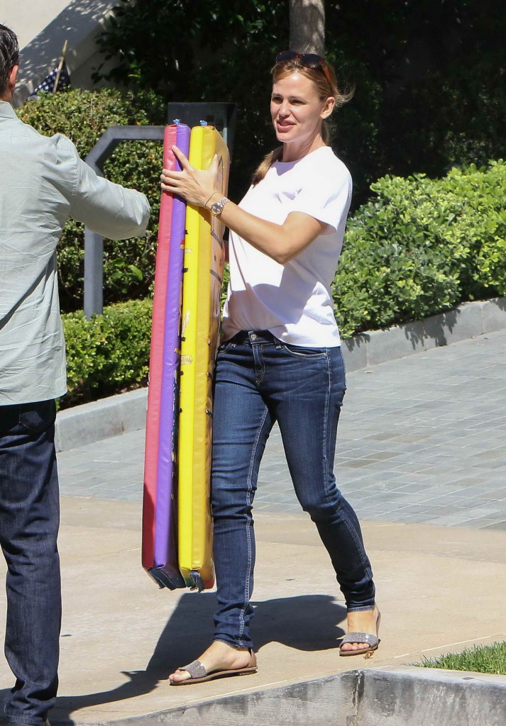 Jennifer Garner at Color Me Mine Los Angeles 8/29/2015-1