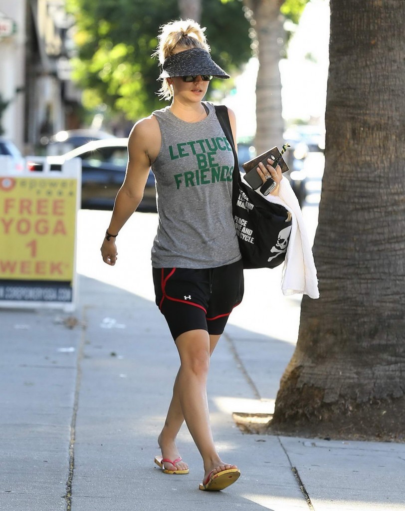 Kaley Cuoco Leaving a Yoga Class in Sherman Oaks 8/14/2015-1