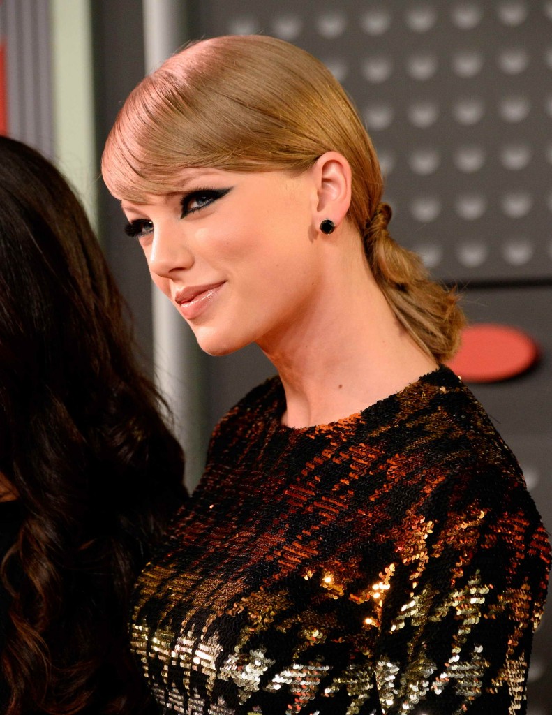 Taylor Swift at 2015 MTV Video Music Awards in LA 8/30/2015-1