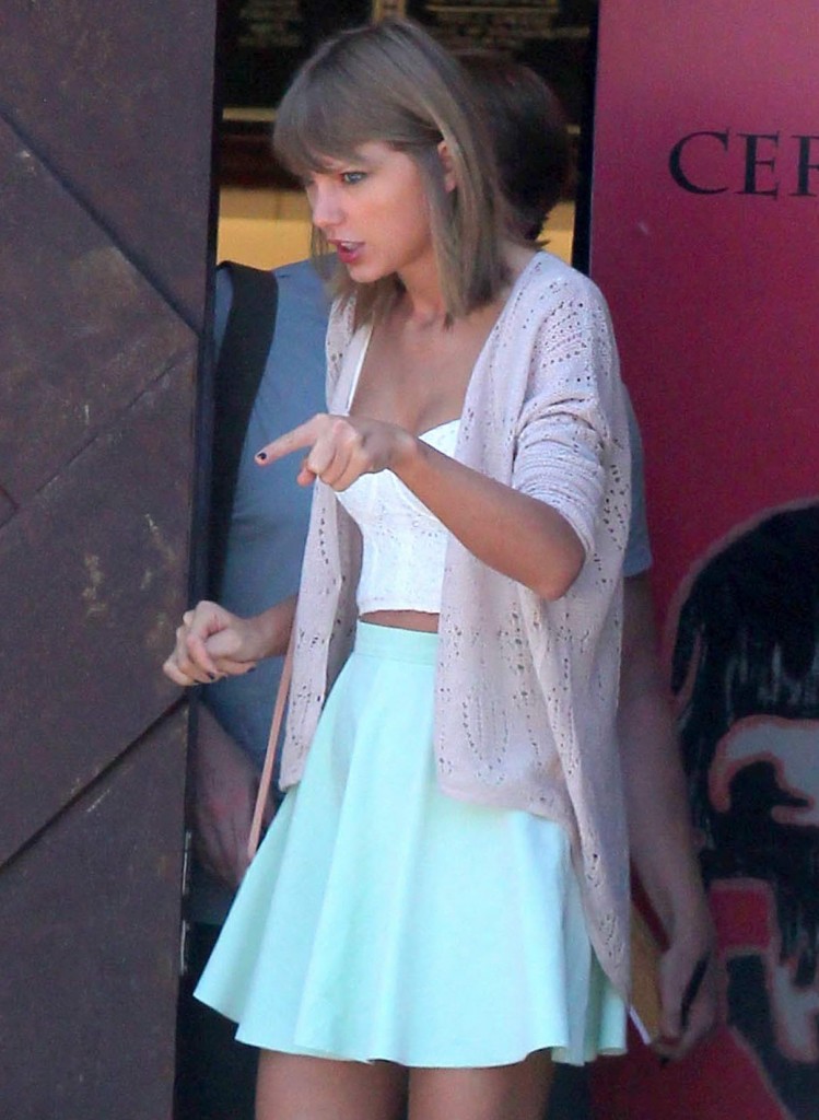 Taylor Swift Out in Studio City 8/10/2015-1