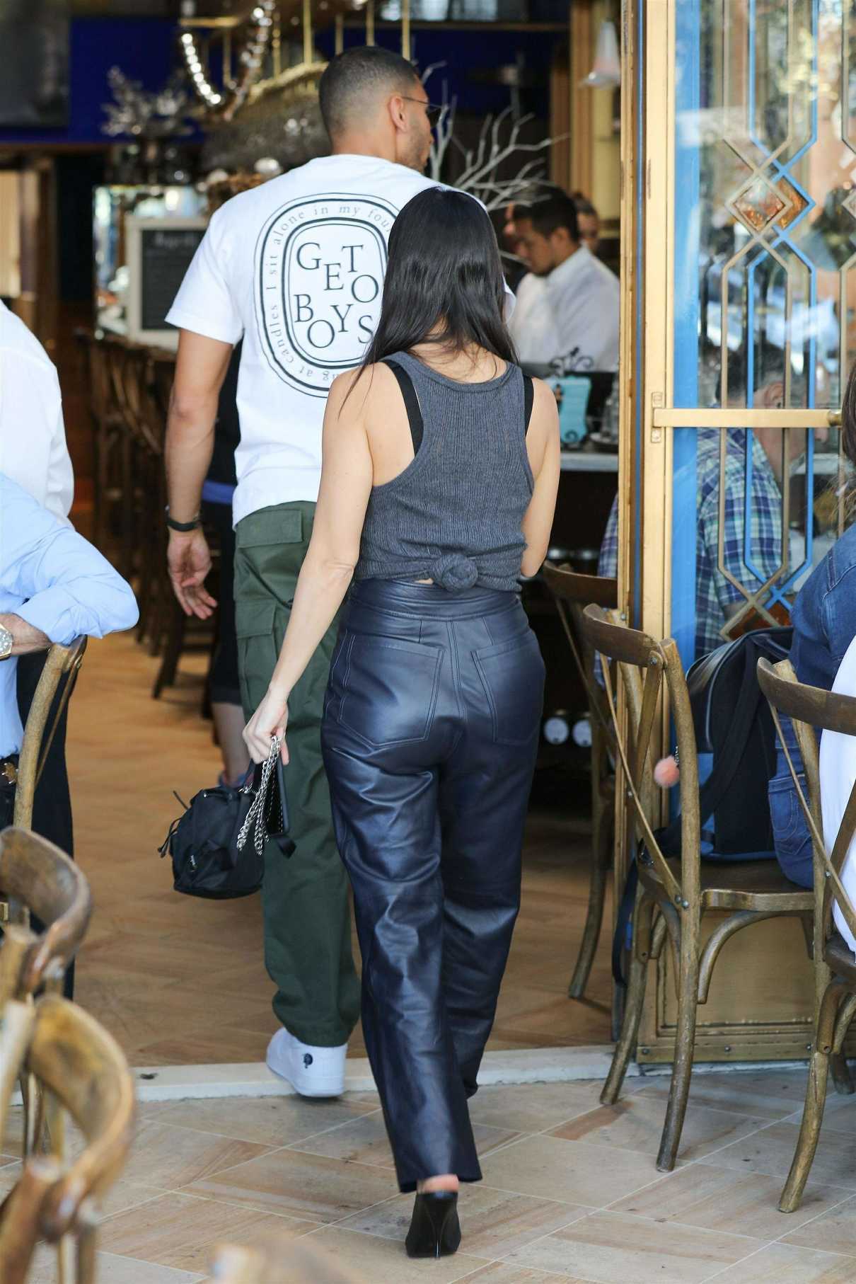 Kourtney Kardashian Arrives To Lunch At The Little Door In