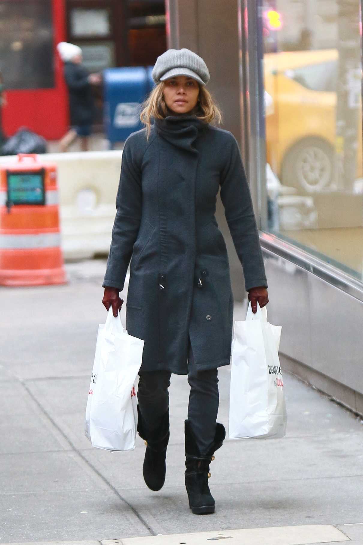 Halle Berry in a Black Coat Goes Shopping at Duane Reade Drugstore in