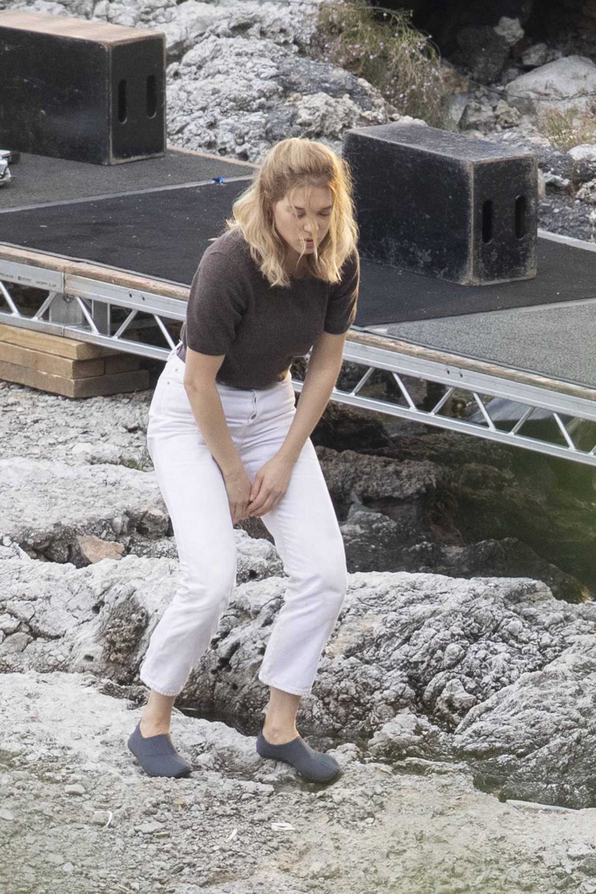 lea-seydoux-in-a-brown-tee-on-the-set-of-james-bond-no-time-to-die-in-southern-italy-09-26-2019-2.jpg