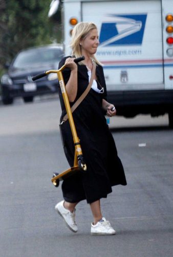 Sarah Michelle Gellar In A Black Dress Was Seen Out In Los Angeles