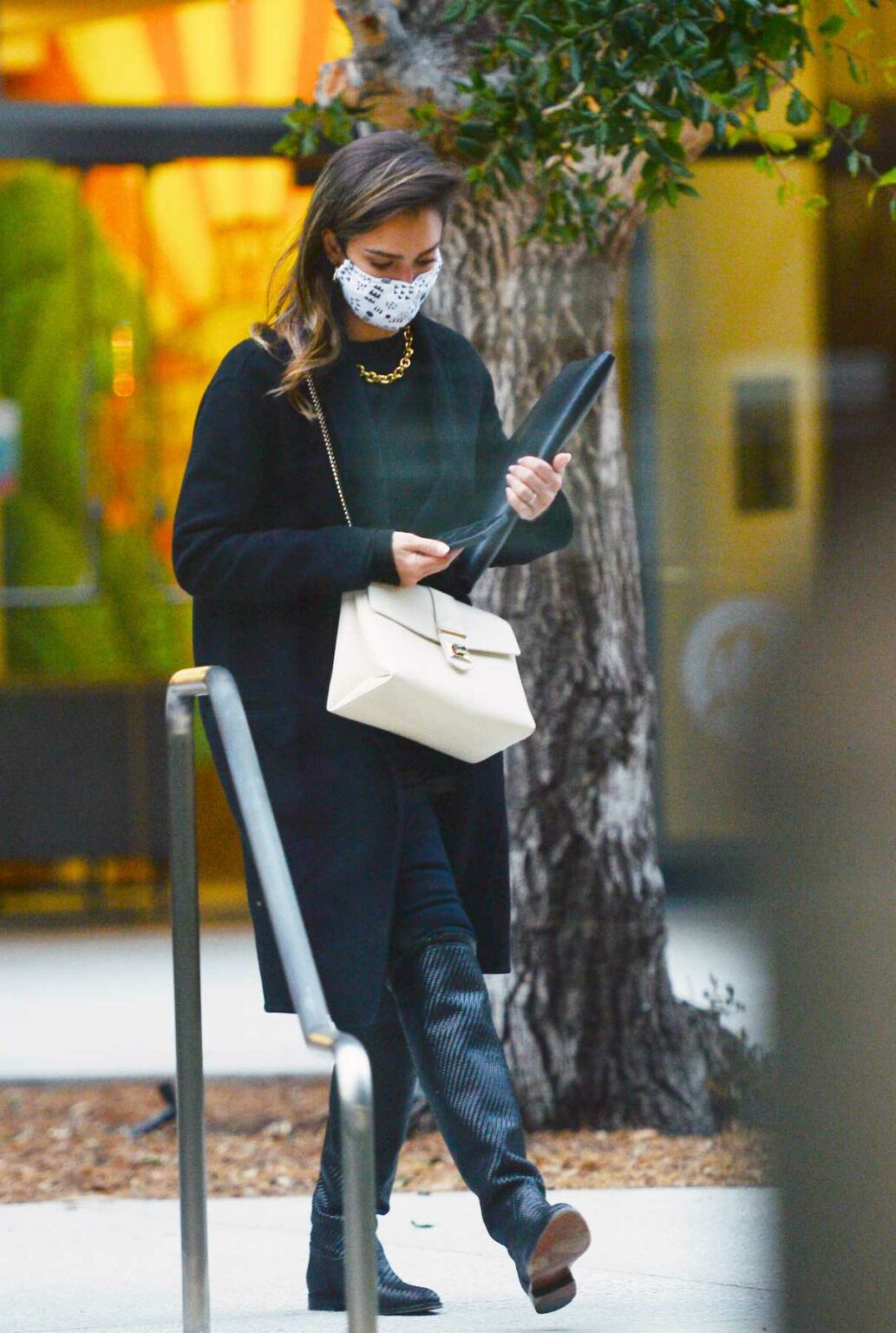 Jessica Alba In A Black Coat Leaves An Office Building In Los Angeles