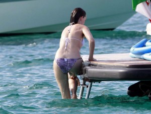 Anne Hathaway Shows off Her Bikini Body on a Yacht in Spain 8/14/2015-3