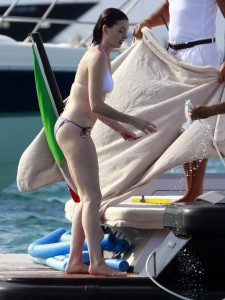 Anne Hathaway Shows off Her Bikini Body on a Yacht in Spain 8/14/2015-4