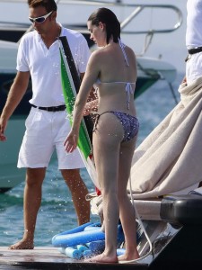 Anne Hathaway Shows off Her Bikini Body on a Yacht in Spain 8/14/2015-5