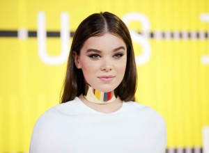 Hailee Steinfeld at 2015 MTV Video Music Awards in LA 8/30/2015-4