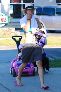 Kaley Cuoco Leaving Yoga Class in Studio City 8/10/2015-6