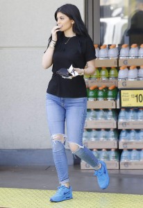 Kylie Jenner in Ripped Jeans Out in LA 8/07/2015-7