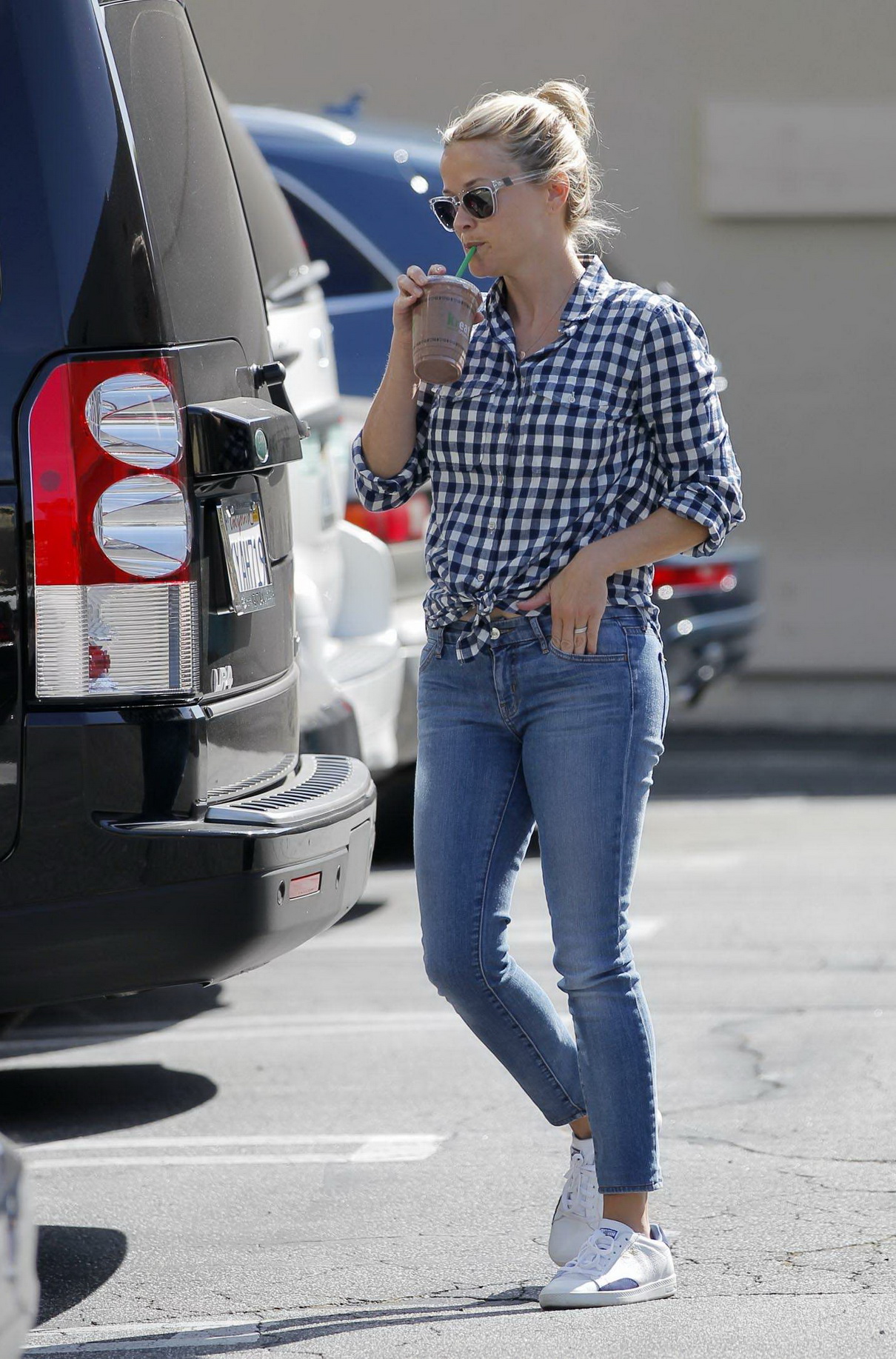 Reese Witherspoon Goes out Shopping in Santa Monica 8/01/15-4 – LACELEBS.CO