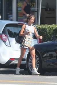 Sarah Hyland Leaves a Starbucks in Los Angeles 8/01/2015-4