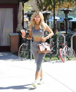 Kylie Jenner in spandex Grabbing a smoothie in Los Angeles 9/07/15-2
