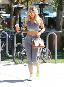 Kylie Jenner in spandex Grabbing a smoothie in Los Angeles 9/07/15-4