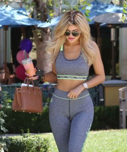Kylie Jenner in spandex Grabbing a smoothie in Los Angeles 9/07/15-6