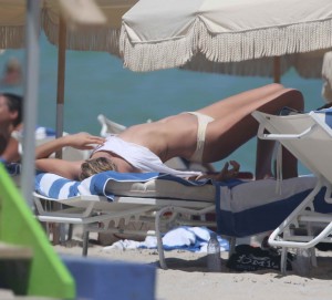 Toni Garrn on the beach in Miami 9/05/2015-4