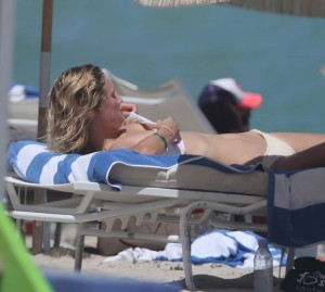 Toni Garrn on the beach in Miami 9/05/2015-5