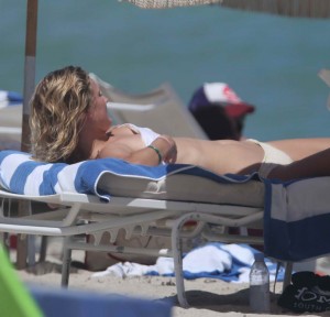 Toni Garrn on the beach in Miami 9/05/2015-6