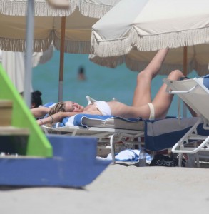 Toni Garrn on the beach in Miami 9/05/2015-7