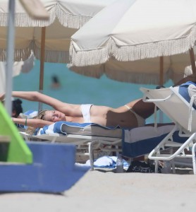 Toni Garrn on the beach in Miami 9/05/2015-8