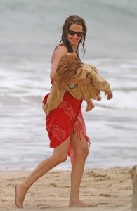 Julia Roberts in a Stunning Bikini at a Beach in Hawaii-9
