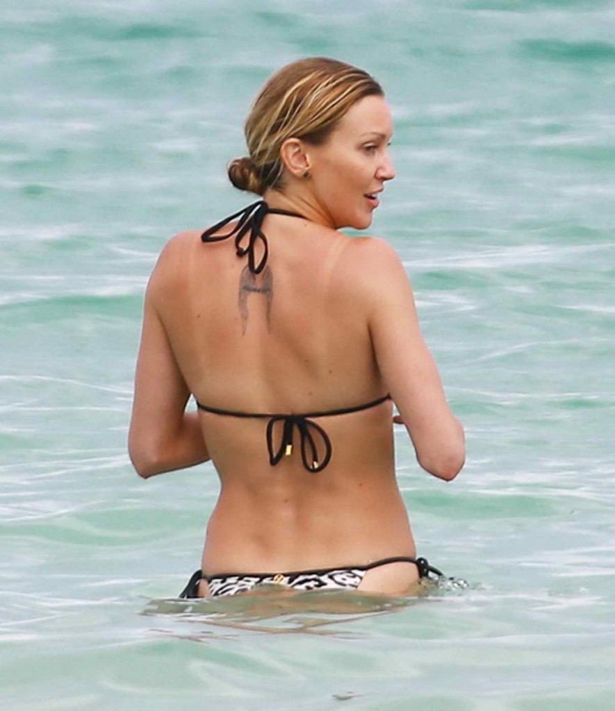 Katie Cassidy In Bikini At The Beach In Miami 2 Lacelebsco 8209