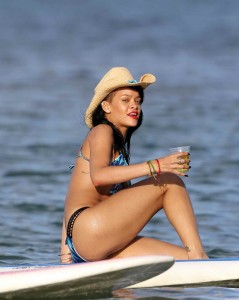 Rihanna in a Stunning Bikini at a Beach in Hawaii-6