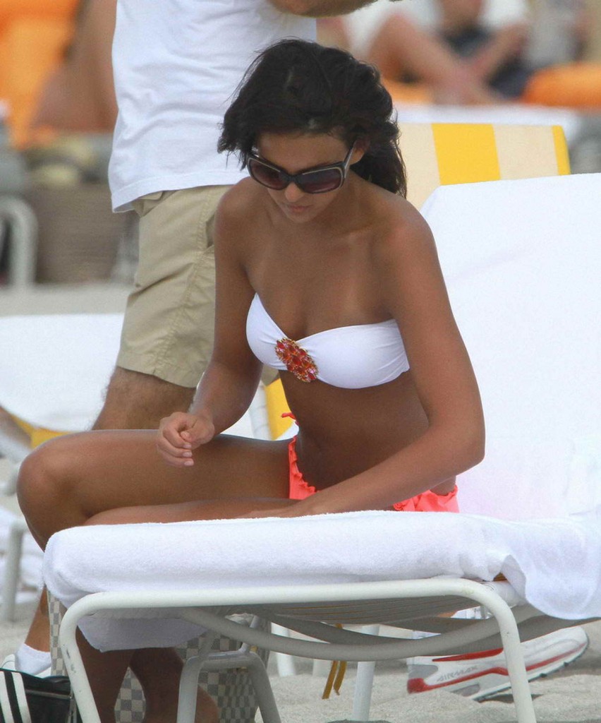 Sara Yasmina Chafak On The Beach In Miami In Bikini Lacelebs Co
