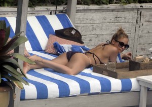 Nicole Richie in Breathtakingly Bikini at a Poolside in Miami-7