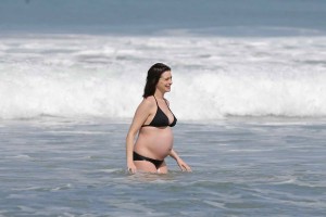 Anne Hathaway in Bikini at the Beach in Hawaii 12/27/2015-5