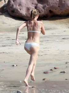 Gwyneth Paltrow in Bikini at the Beach in Mexico 01/15/2016-2