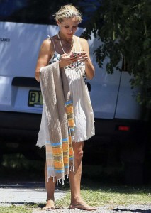 Elsa Pataky in Bikini in Byron Bay 02/09/2016-4