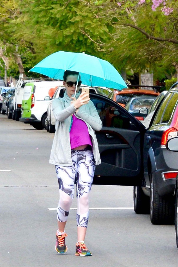 Anne Hathaway Leaving the Gym in Los Angeles 03/14/2016-1