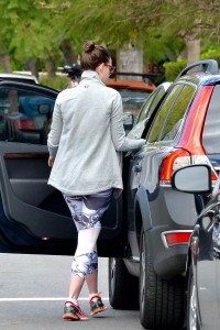 Anne Hathaway Leaving the Gym in Los Angeles 03/14/2016-4