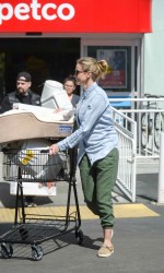 Cameron Diaz Shops With Husband at Petco in NY 03/13/2016