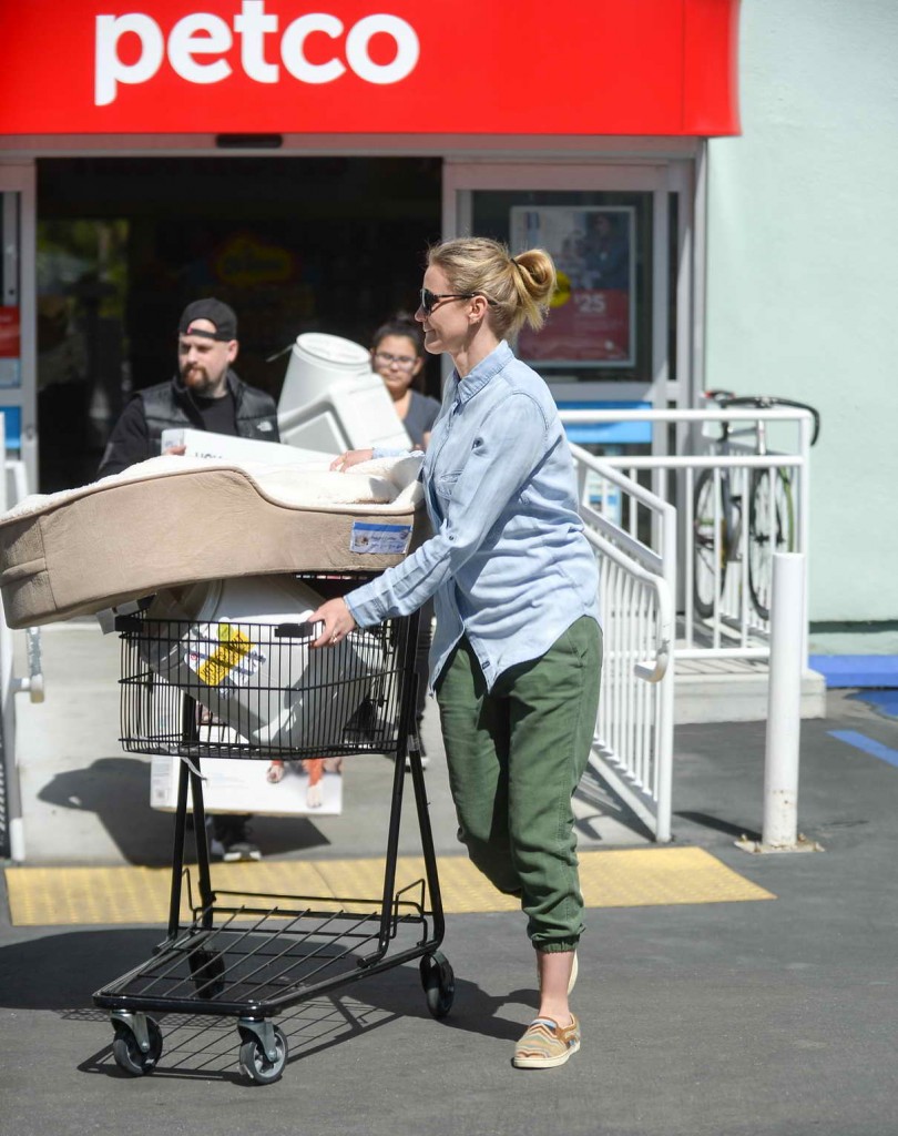  Cameron Diaz Shops With Husband at Petco in NY 03/13/2016-1