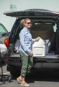 Cameron Diaz Shops With Husband at Petco in NY 03/13/2016-4