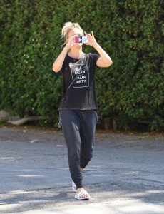 Kaley Cuoco Leaves the Nail Salon in Studio City 03/16/2016-2