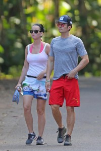 Katy Perry Hiking in Hawaii 02/29/2016-3