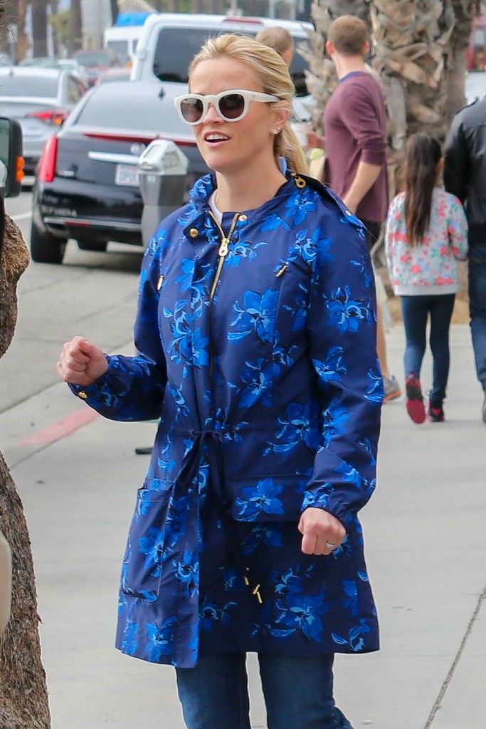 Reese Witherspoon Out in Santa Monica 03/05/2016-1