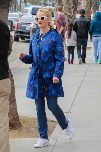 Reese Witherspoon Out in Santa Monica 03/05/2016-3