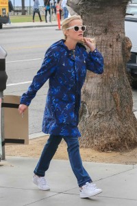 Reese Witherspoon Out in Santa Monica 03/05/2016-4