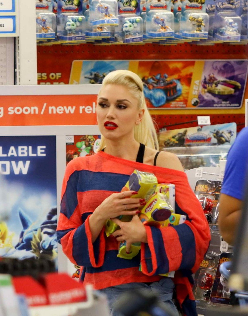 Gwen Stefani at Toys Shop in Los Angeles 04/16/2016-1