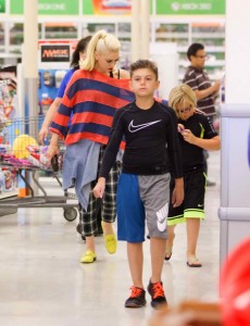 Gwen Stefani at Toys Shop in Los Angeles 04/16/2016-3