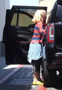 Gwen Stefani at Toys Shop in Los Angeles 04/16/2016-4