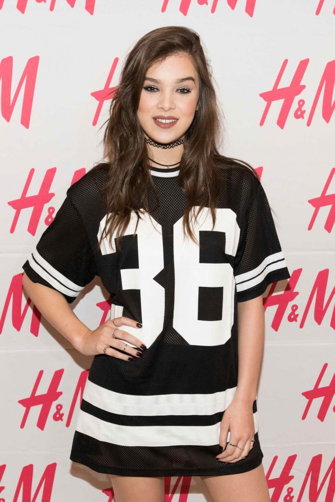 Hailee Steinfeld During H&M at Sundance Square Opening in Fort Worth 04/20/2016-1
