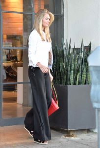 Kate Upton Shopping in Beverly Hills 04/21/2016-2