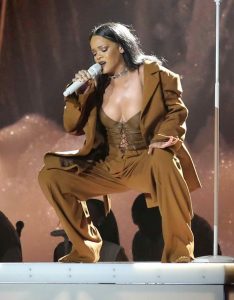 Rihanna Performs in Vancouver 04/23/2016-5